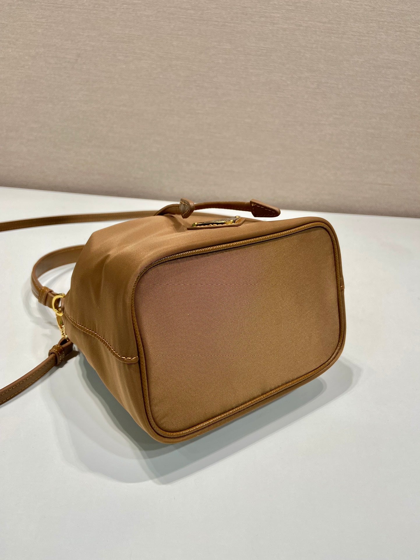 BOLSO CUBO DE 19 PULGADAS CON ASA DE RE-NYLON Y PIEL DE BECERRO MARRÓN ROJO