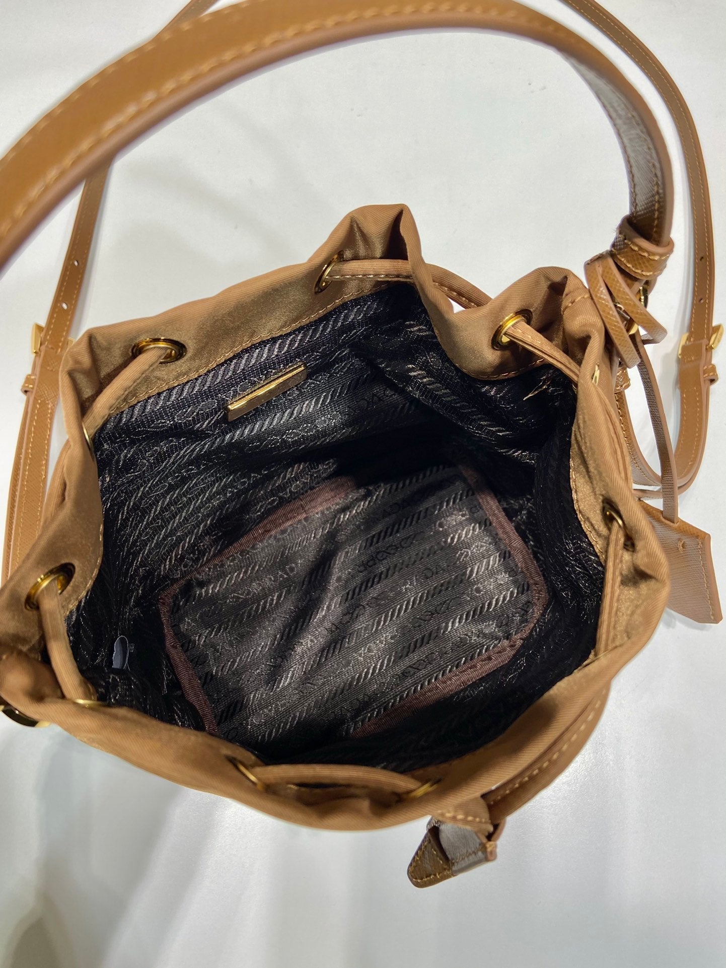 BOLSO CUBO DE 19 PULGADAS CON ASA DE RE-NYLON Y PIEL DE BECERRO MARRÓN ROJO