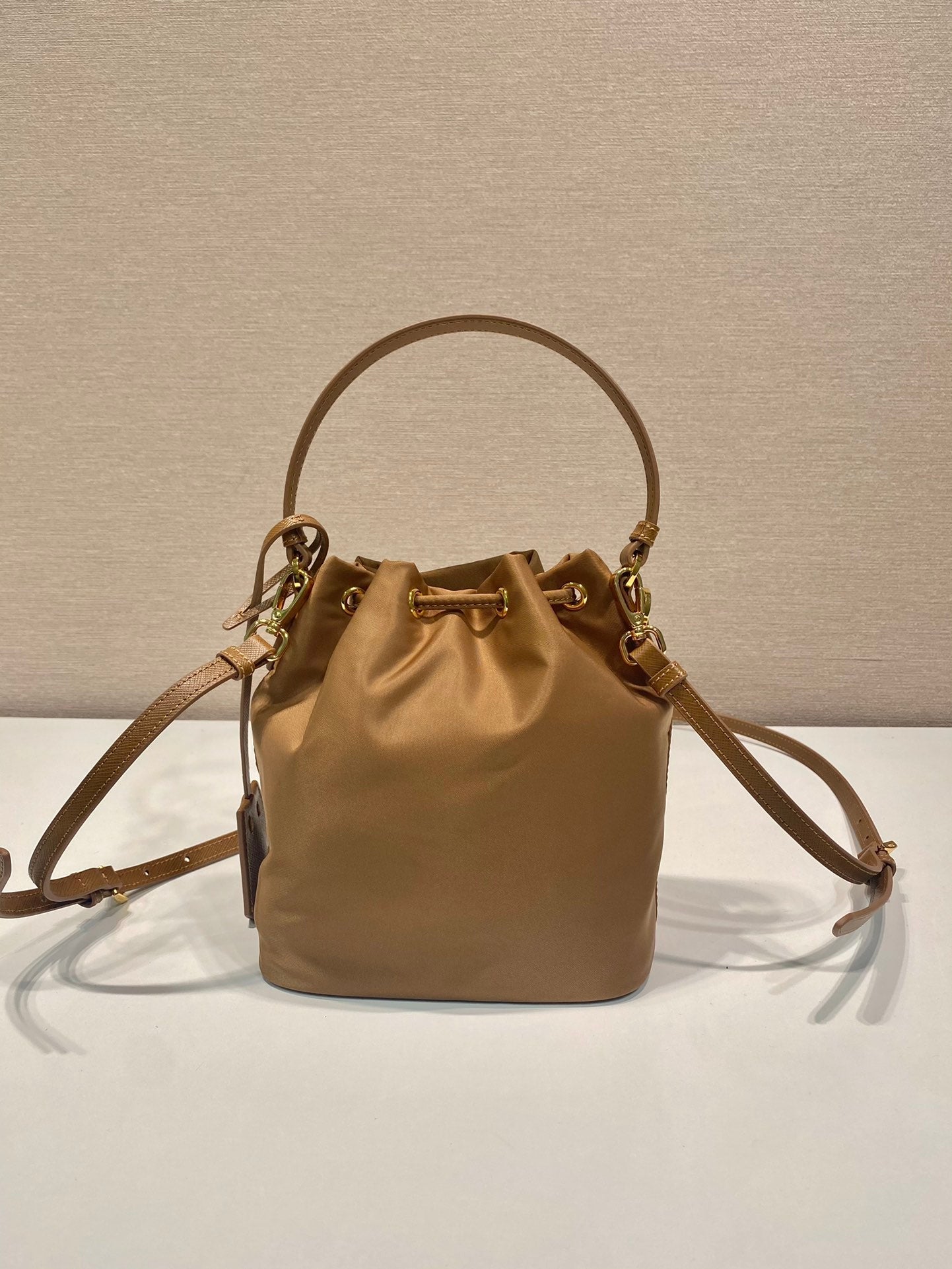 BOLSO CUBO DE 19 PULGADAS CON ASA DE RE-NYLON Y PIEL DE BECERRO MARRÓN ROJO