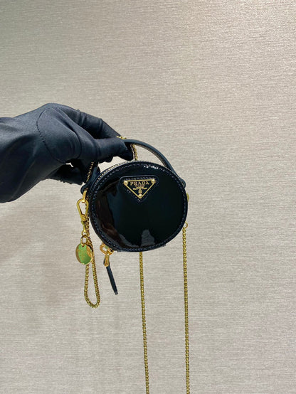 MINI BOLSO REDONDO 8 EN PIEL DE BECERRO NEGRA BRILLANTE CON HERRAJES DORADOS