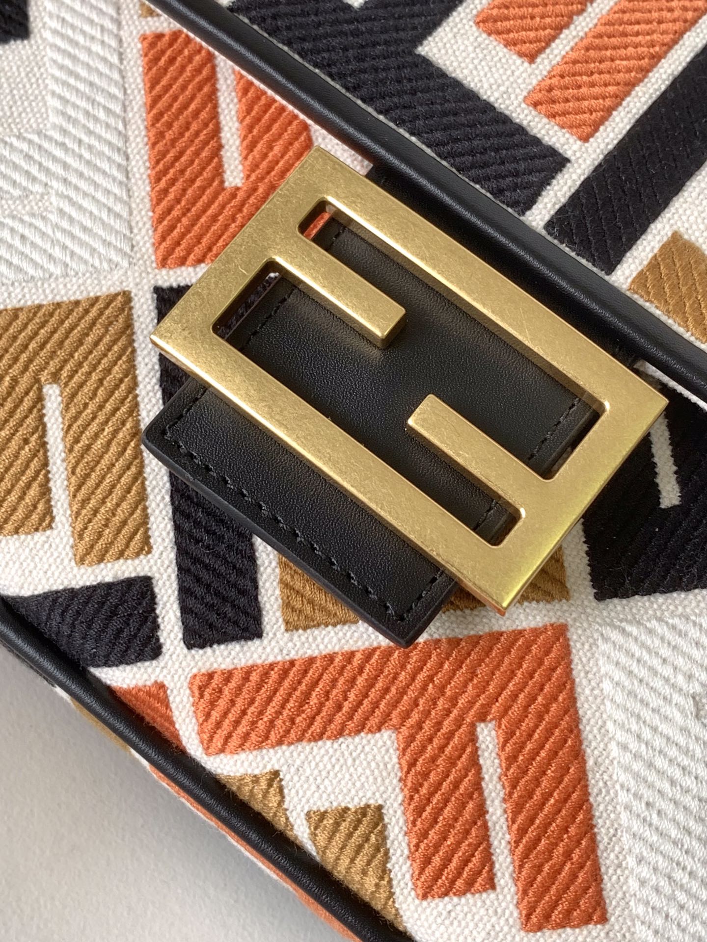 Bolso Fend Baguette de lona negra, blanca, marrón y naranja de 27 pulgadas con bordado FF Ghw 