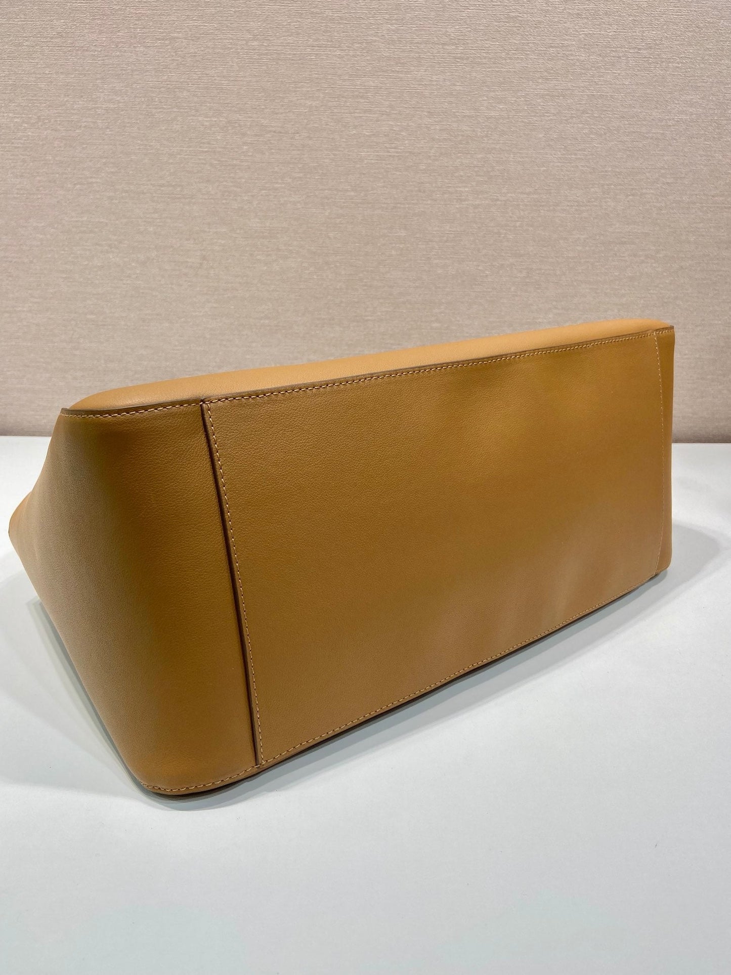 ELEGANTE BOLSO TOTE 40 EN PIEL DE BECERRO LISA MARRÓN SIDRA