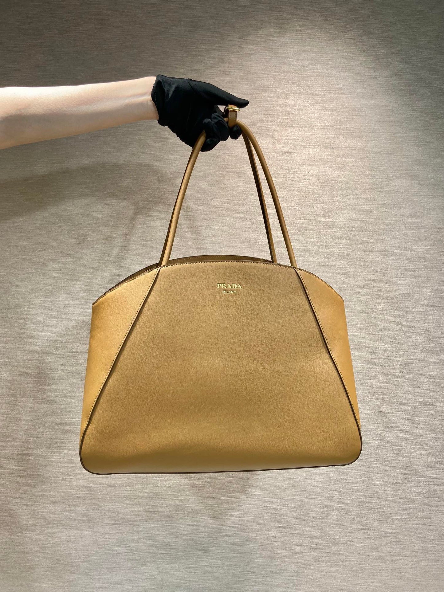 ELEGANTE BOLSO TOTE 40 EN PIEL DE BECERRO LISA MARRÓN SIDRA
