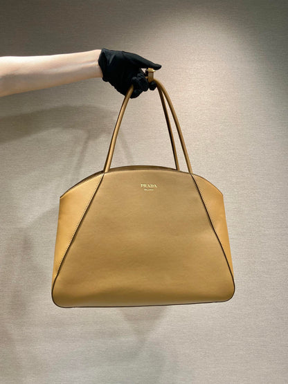 ELEGANTE BOLSO TOTE 40 EN PIEL DE BECERRO LISA MARRÓN SIDRA