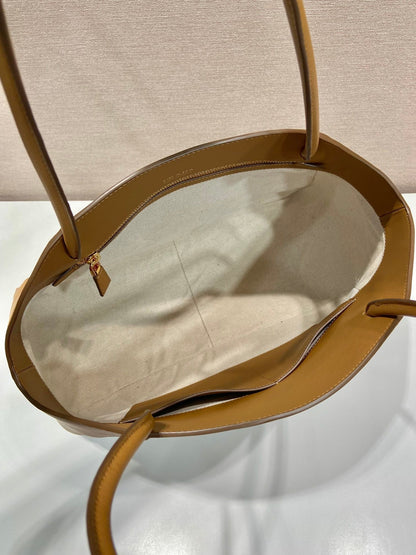 ELEGANTE BOLSO TOTE 40 EN PIEL DE BECERRO LISA MARRÓN SIDRA