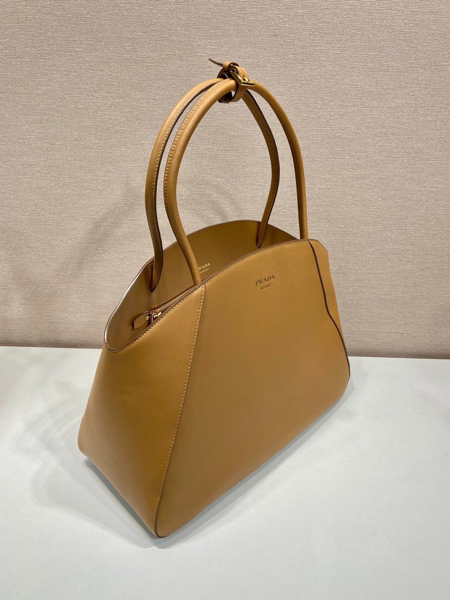 ELEGANTE BOLSO TOTE 40 EN PIEL DE BECERRO LISA MARRÓN SIDRA