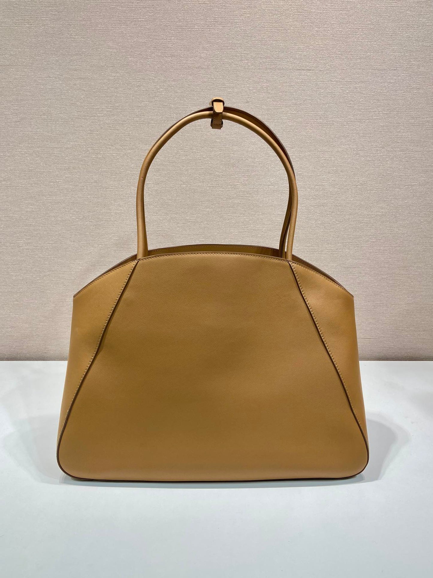ELEGANTE BOLSO TOTE 40 EN PIEL DE BECERRO LISA MARRÓN SIDRA
