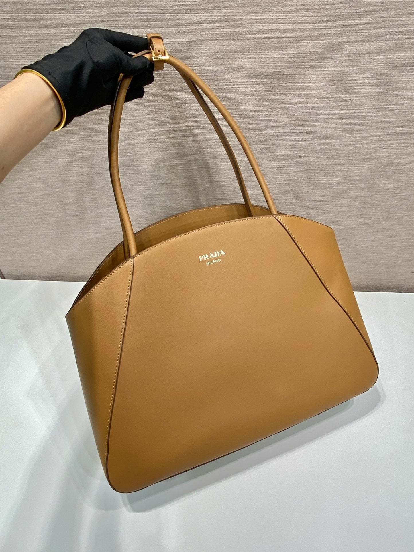 ELEGANTE BOLSO TOTE 40 EN PIEL DE BECERRO LISA MARRÓN SIDRA
