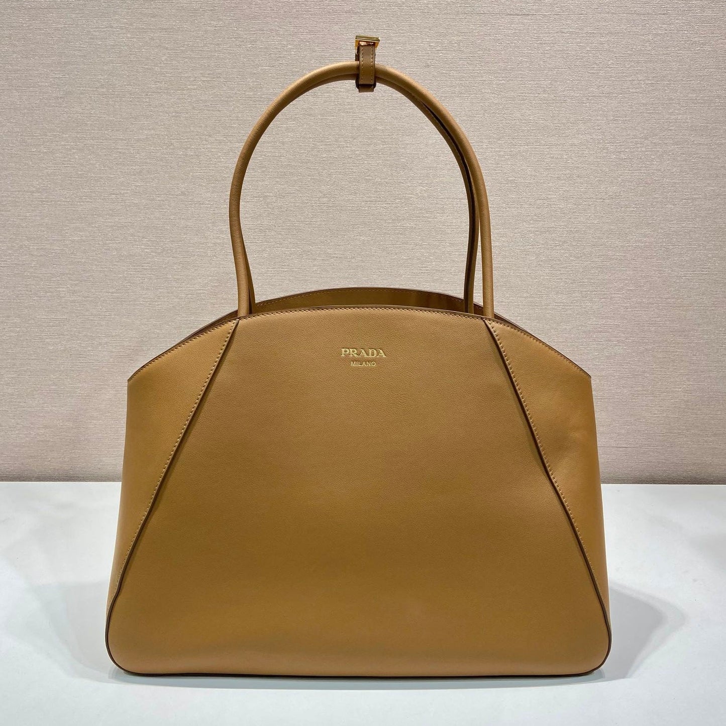 ELEGANTE BOLSO TOTE 40 EN PIEL DE BECERRO LISA MARRÓN SIDRA