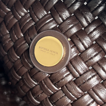 BOLSO MINI COBBLE 20 EN PIEL DE CORDERO MARRÓN OSCURO