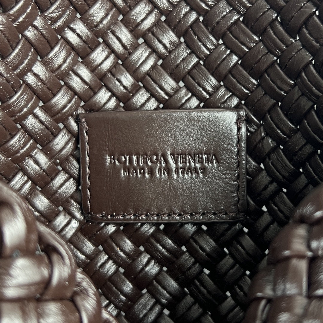 BOLSO MINI COBBLE 20 EN PIEL DE CORDERO MARRÓN OSCURO