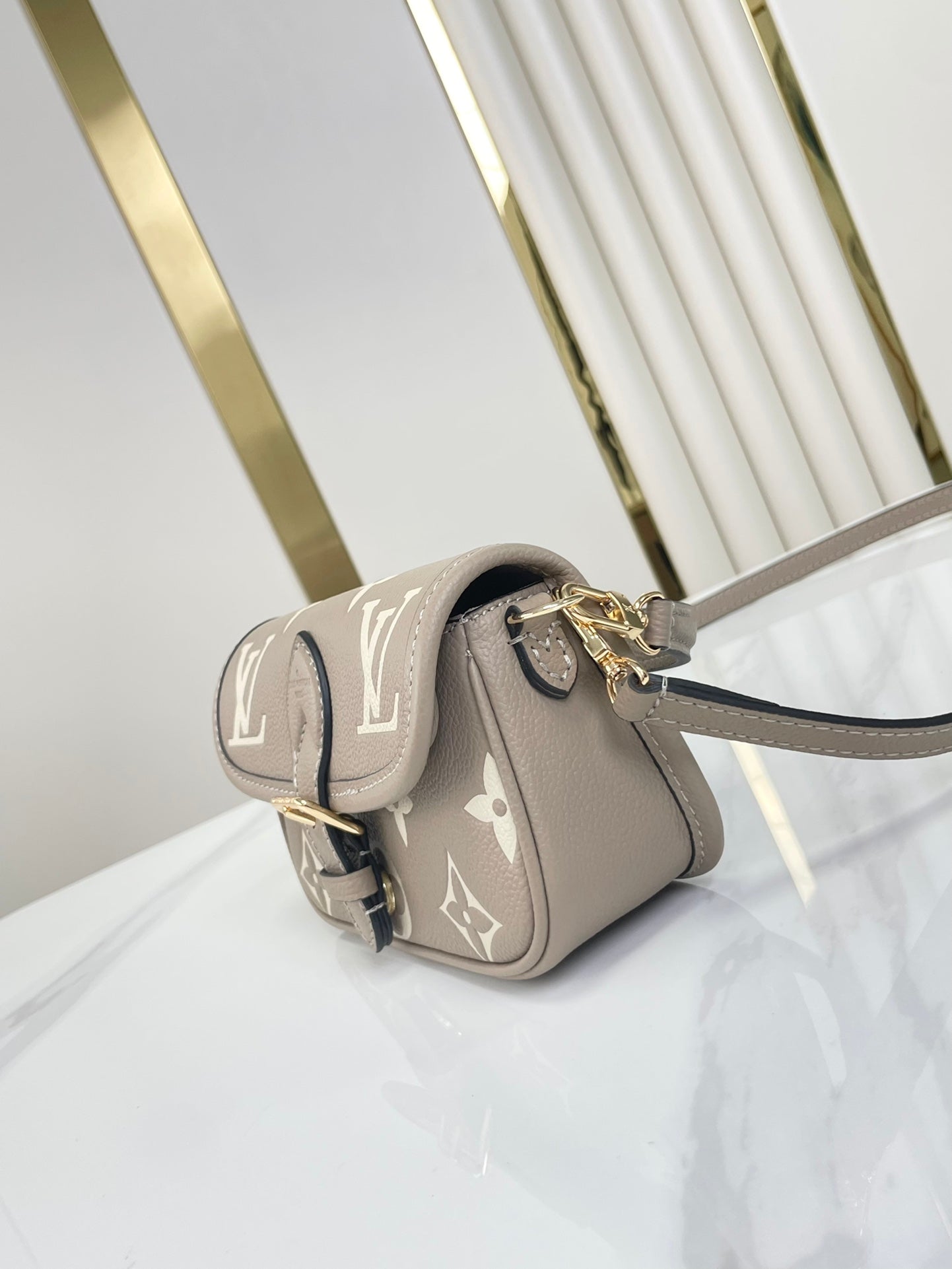 NANO DIANE 19 DE PIEL EMPREINTE MONOGRAMA BLANCO TOURTERELLE