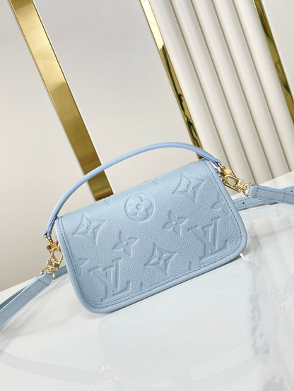 NANO DIANE 19 DE PIEL EMPREINTE MONOGRAMA AZUL HERMOSO