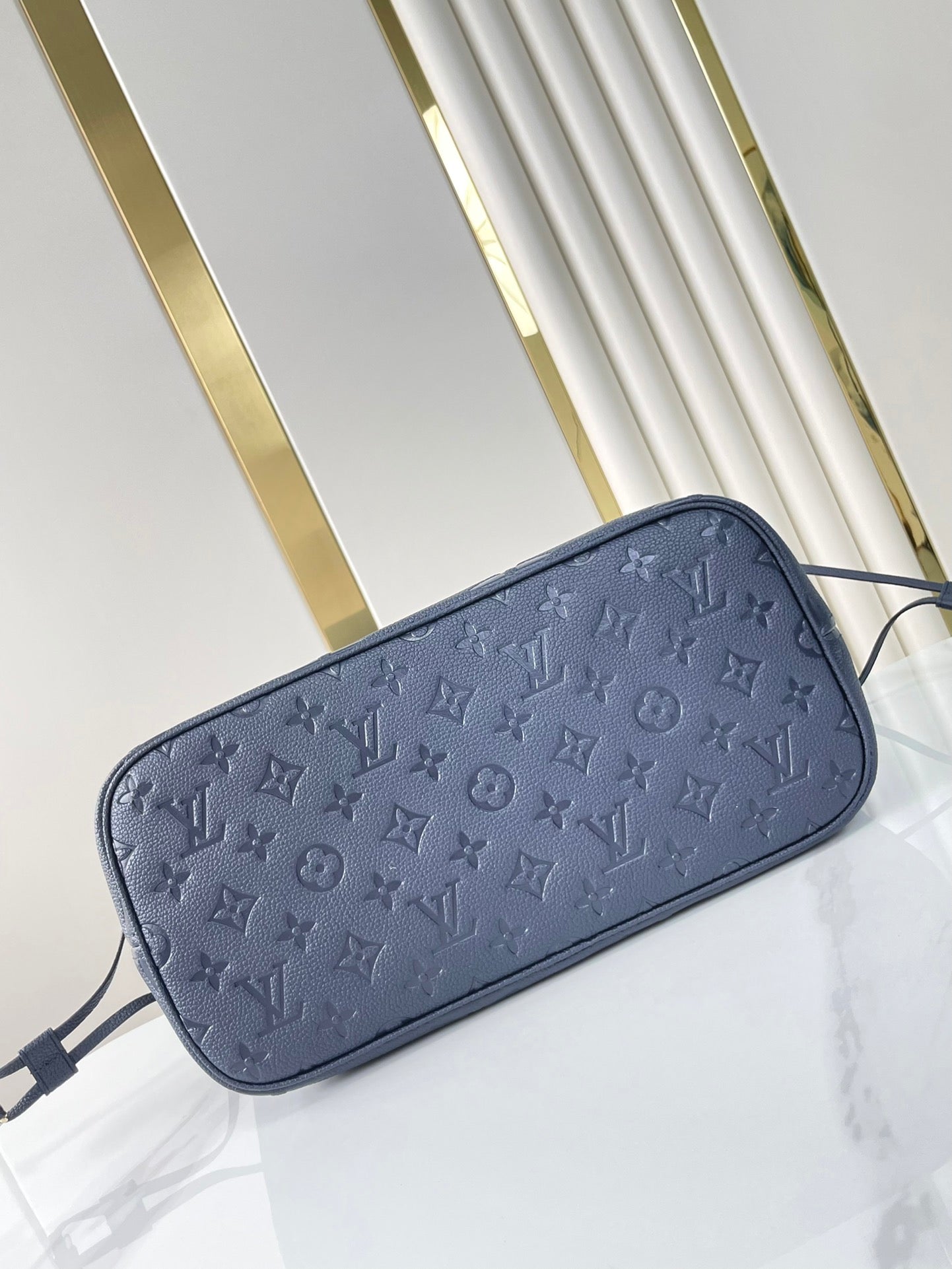 NEVERFULL MM 31 EN PIEL CON MONOGRAMA IMPRESO EN COLOR AZUL MARINO OSCURO
