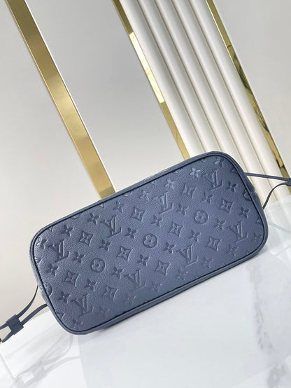 NEVERFULL MM 31 EN PIEL CON MONOGRAMA IMPRESO EN COLOR AZUL MARINO OSCURO