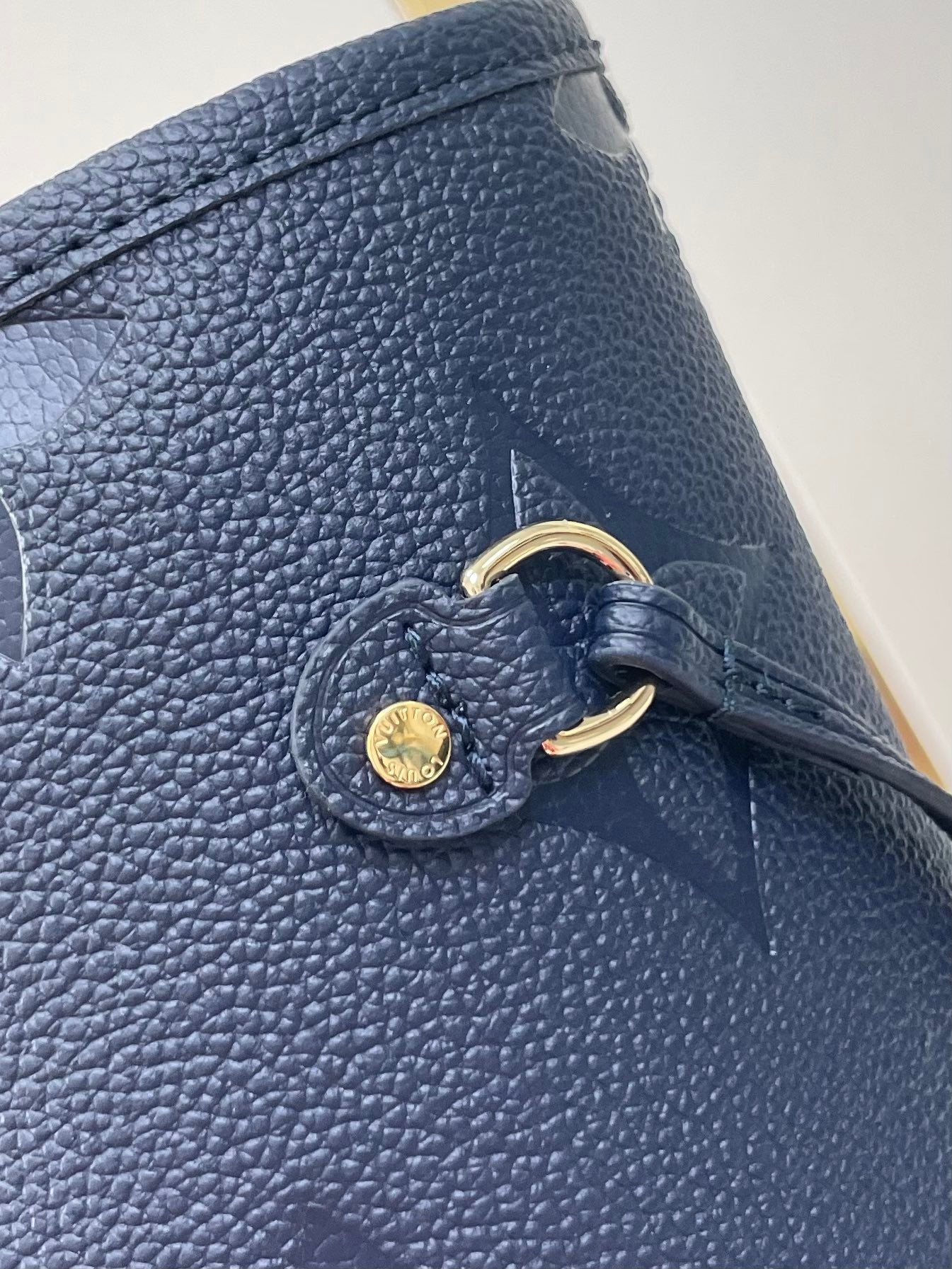 NEVERFULL MM 31 EN PIEL CON MONOGRAMA IMPRESO EN COLOR AZUL MARINO OSCURO