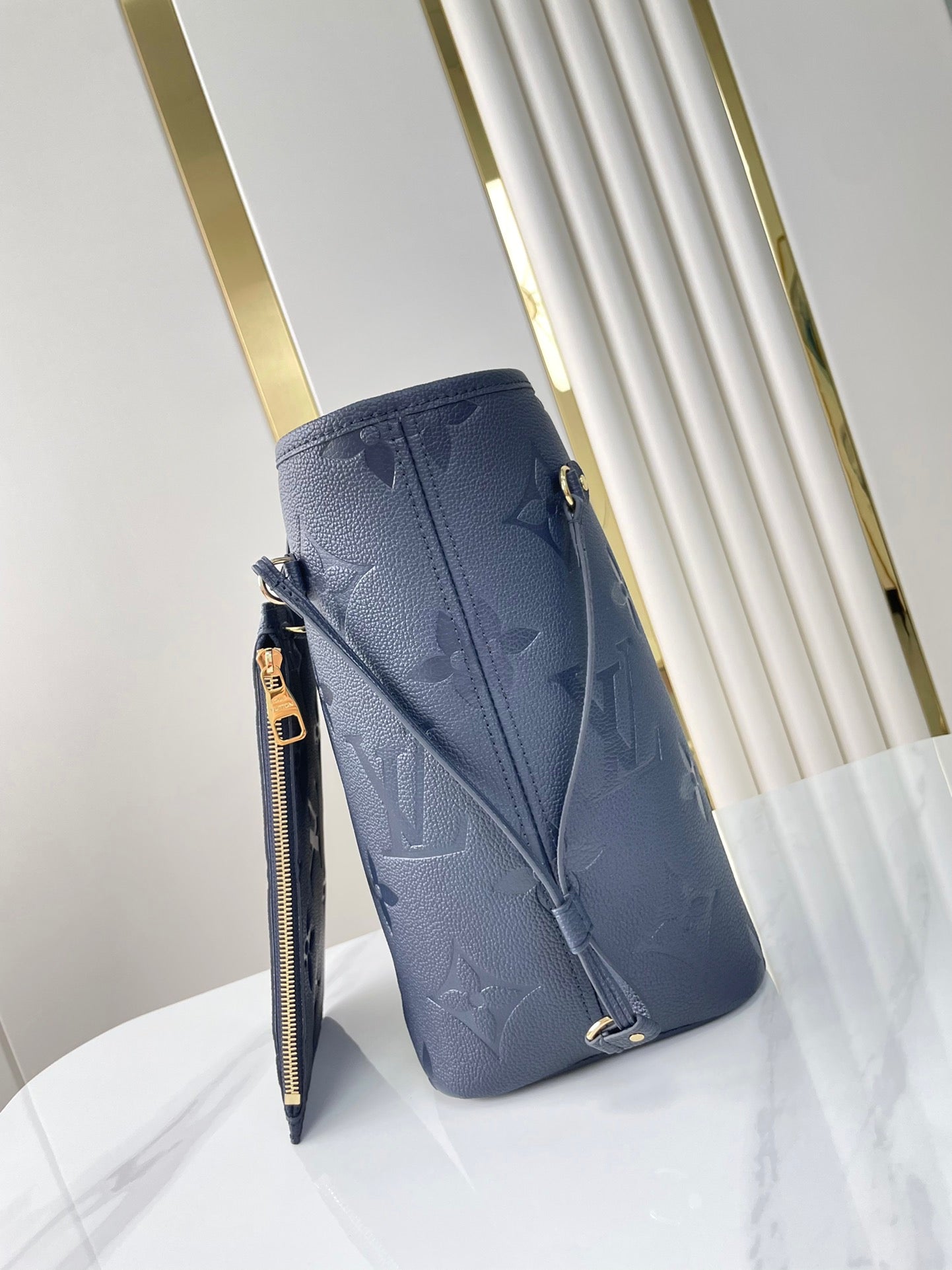 NEVERFULL MM 31 EN PIEL CON MONOGRAMA IMPRESO EN COLOR AZUL MARINO OSCURO