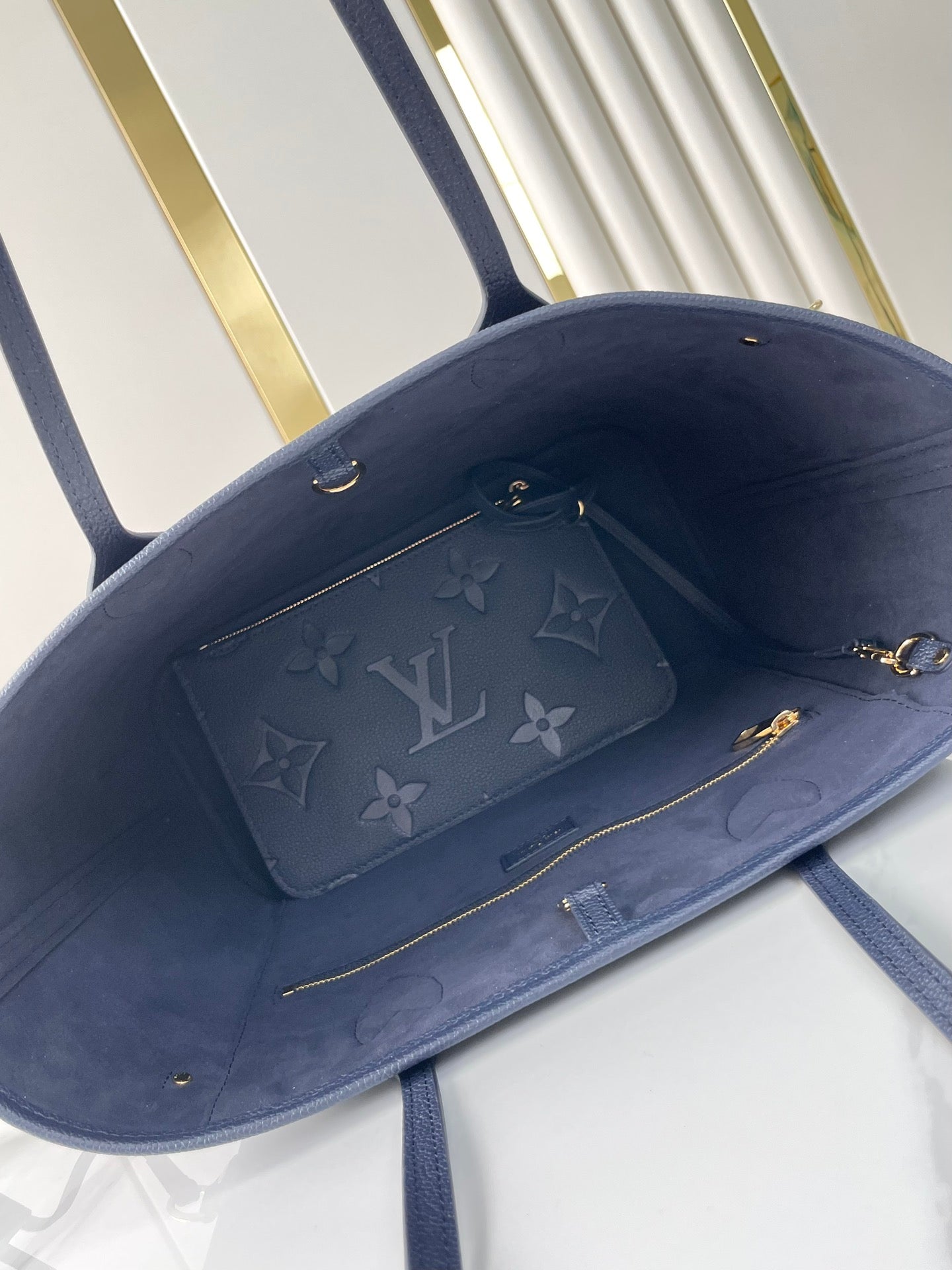 NEVERFULL MM 31 EN PIEL CON MONOGRAMA IMPRESO EN COLOR AZUL MARINO OSCURO