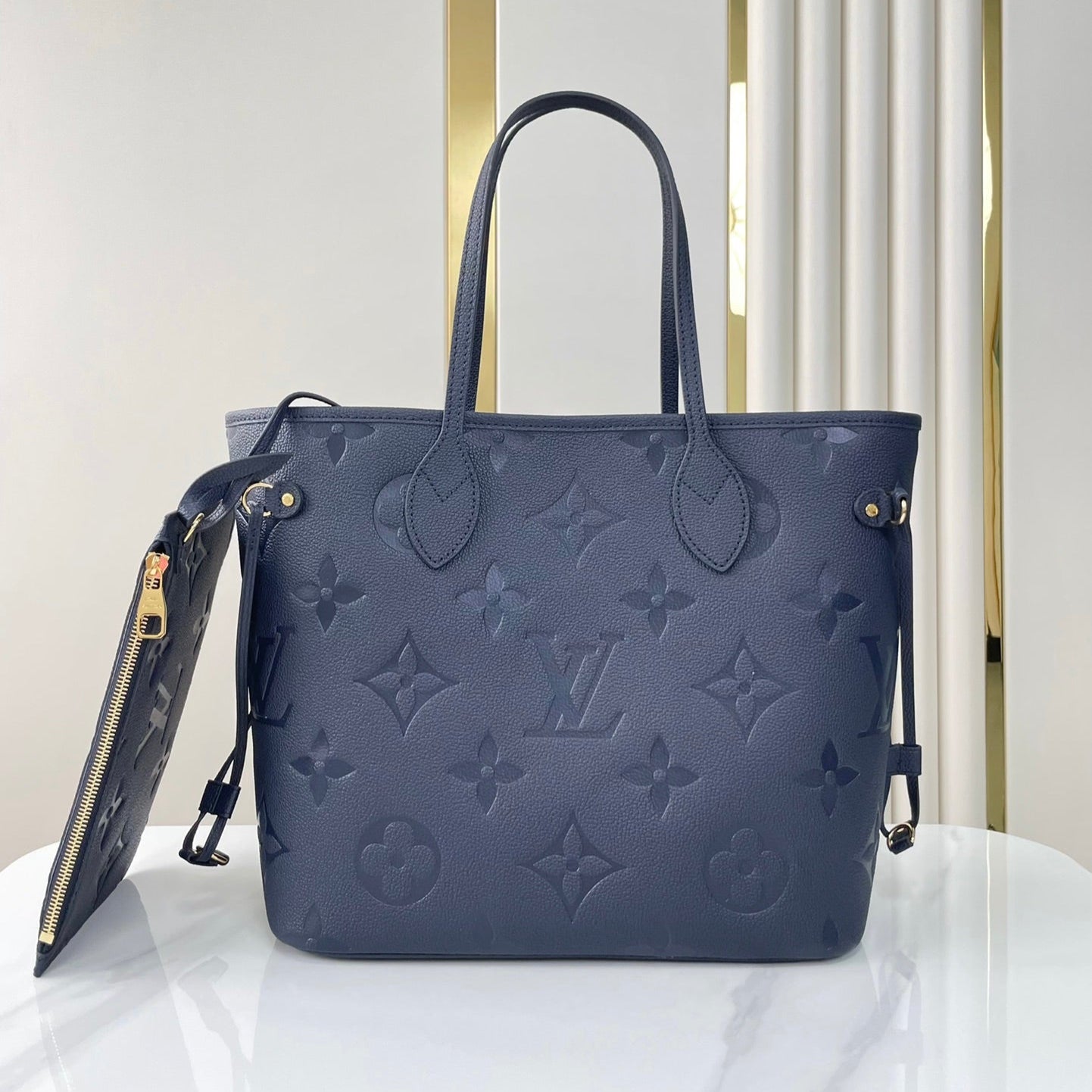 NEVERFULL MM 31 EN PIEL CON MONOGRAMA IMPRESO EN COLOR AZUL MARINO OSCURO