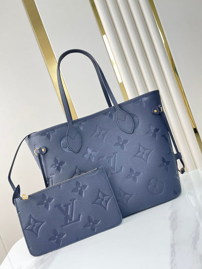 NEVERFULL MM 31 EN PIEL CON MONOGRAMA IMPRESO EN COLOR AZUL MARINO OSCURO