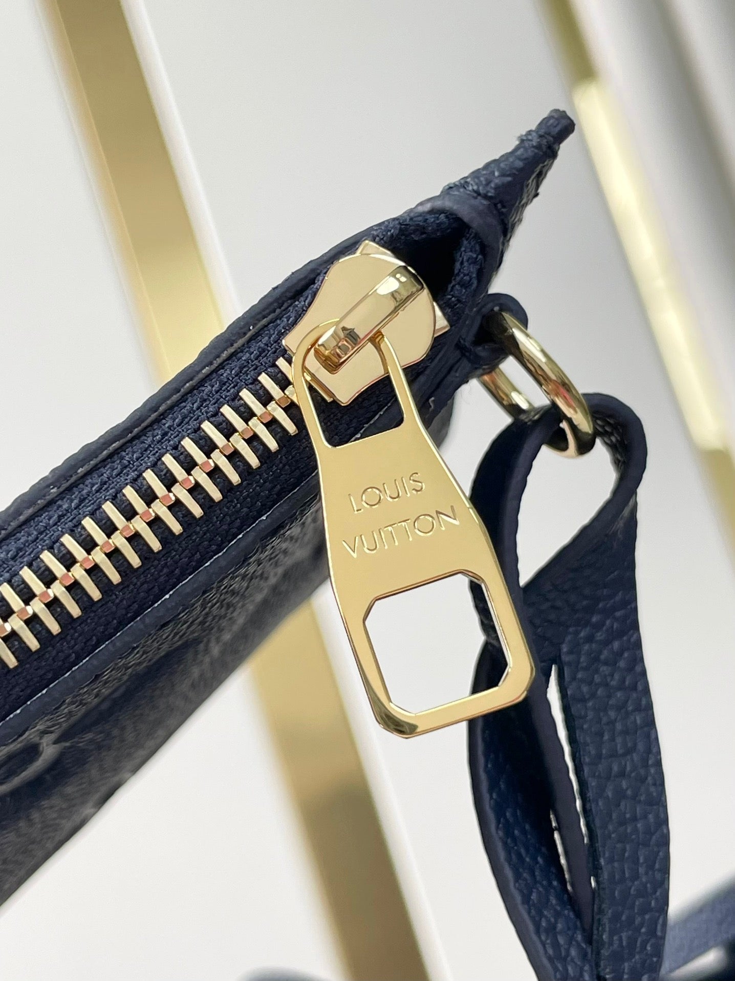NEVERFULL MM 31 EN PIEL CON MONOGRAMA IMPRESO EN COLOR AZUL MARINO OSCURO