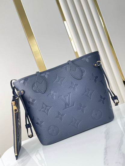NEVERFULL MM 31 EN PIEL CON MONOGRAMA IMPRESO EN COLOR AZUL MARINO OSCURO