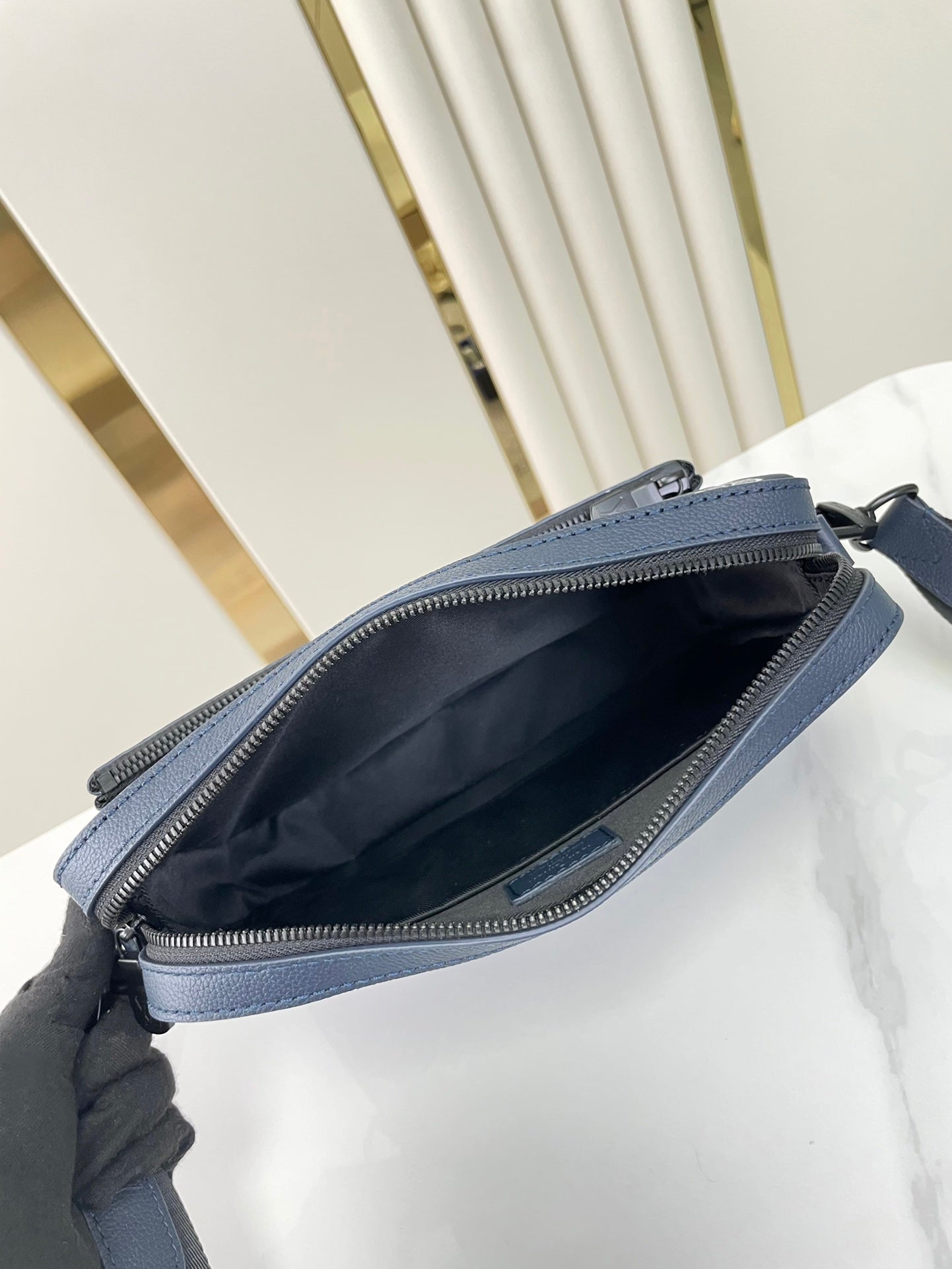 TRIO MESSENGER 25 EN PIEL DE BECERRO SOMBRA MONOGRAMA AZUL PRUSIA