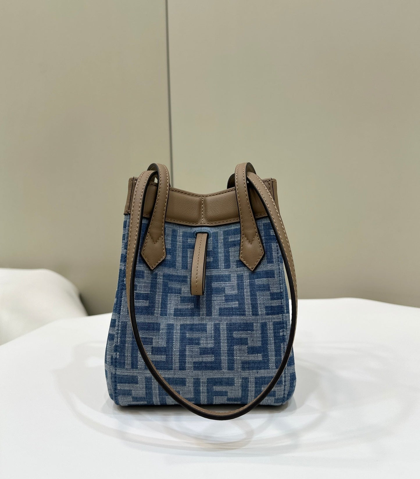 FENDI ORIGAMI MINI 19 EN TEJIDO VAQUERO CON MONOGRAMA AZUL VERDADERO Y CORREA DE PIEL DE BECERRO