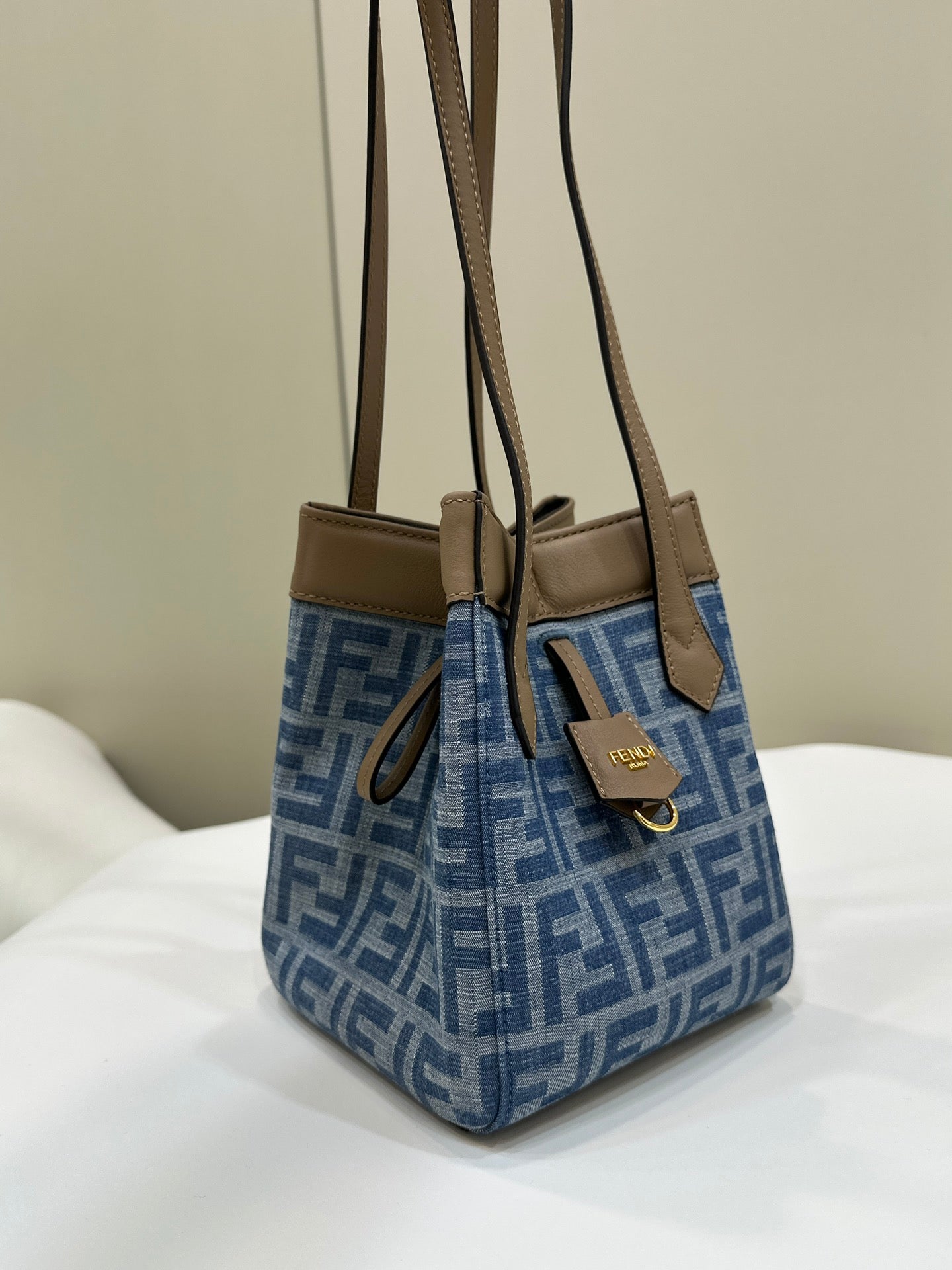 FENDI ORIGAMI MINI 19 EN TEJIDO VAQUERO CON MONOGRAMA AZUL VERDADERO Y CORREA DE PIEL DE BECERRO