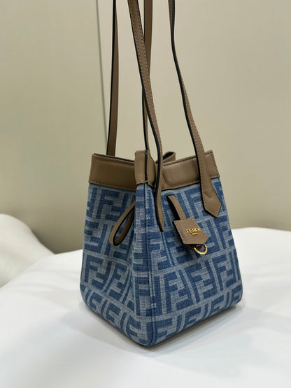FENDI ORIGAMI MINI 19 EN TEJIDO VAQUERO CON MONOGRAMA AZUL VERDADERO Y CORREA DE PIEL DE BECERRO