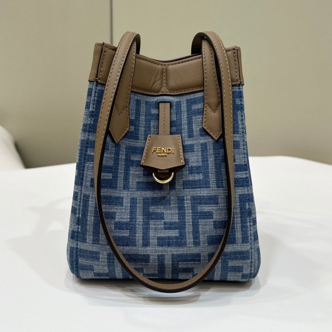 FENDI ORIGAMI MINI 19 EN TEJIDO VAQUERO CON MONOGRAMA AZUL VERDADERO Y CORREA DE PIEL DE BECERRO