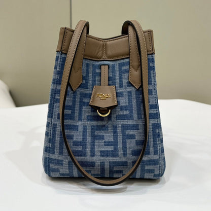 FENDI ORIGAMI MINI 19 EN TEJIDO VAQUERO CON MONOGRAMA AZUL VERDADERO Y CORREA DE PIEL DE BECERRO