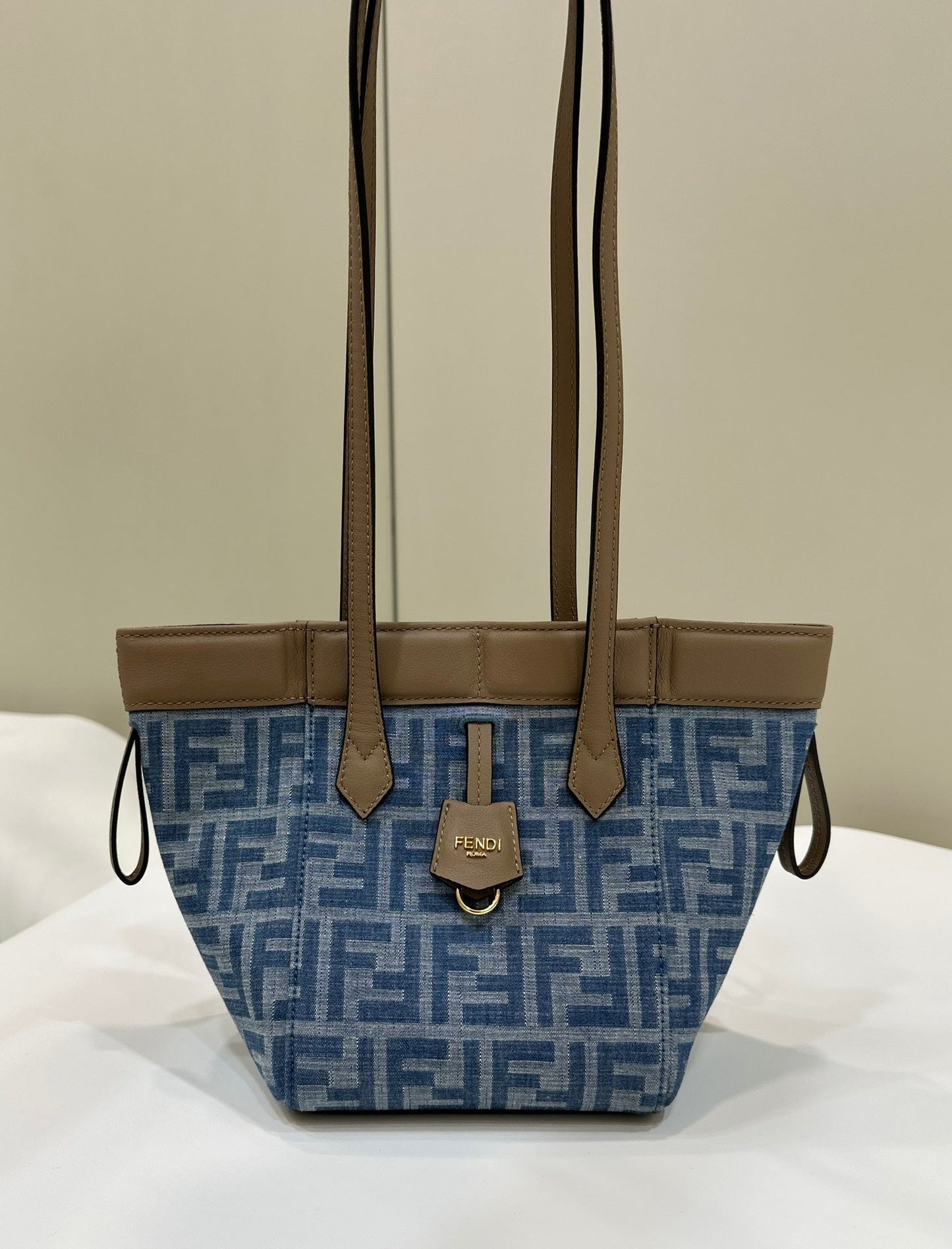 FENDI ORIGAMI MINI 19 EN TEJIDO VAQUERO CON MONOGRAMA AZUL VERDADERO Y CORREA DE PIEL DE BECERRO