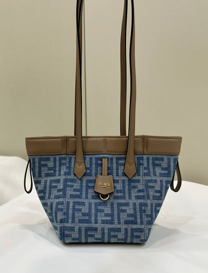 FENDI ORIGAMI MINI 19 EN TEJIDO VAQUERO CON MONOGRAMA AZUL VERDADERO Y CORREA DE PIEL DE BECERRO