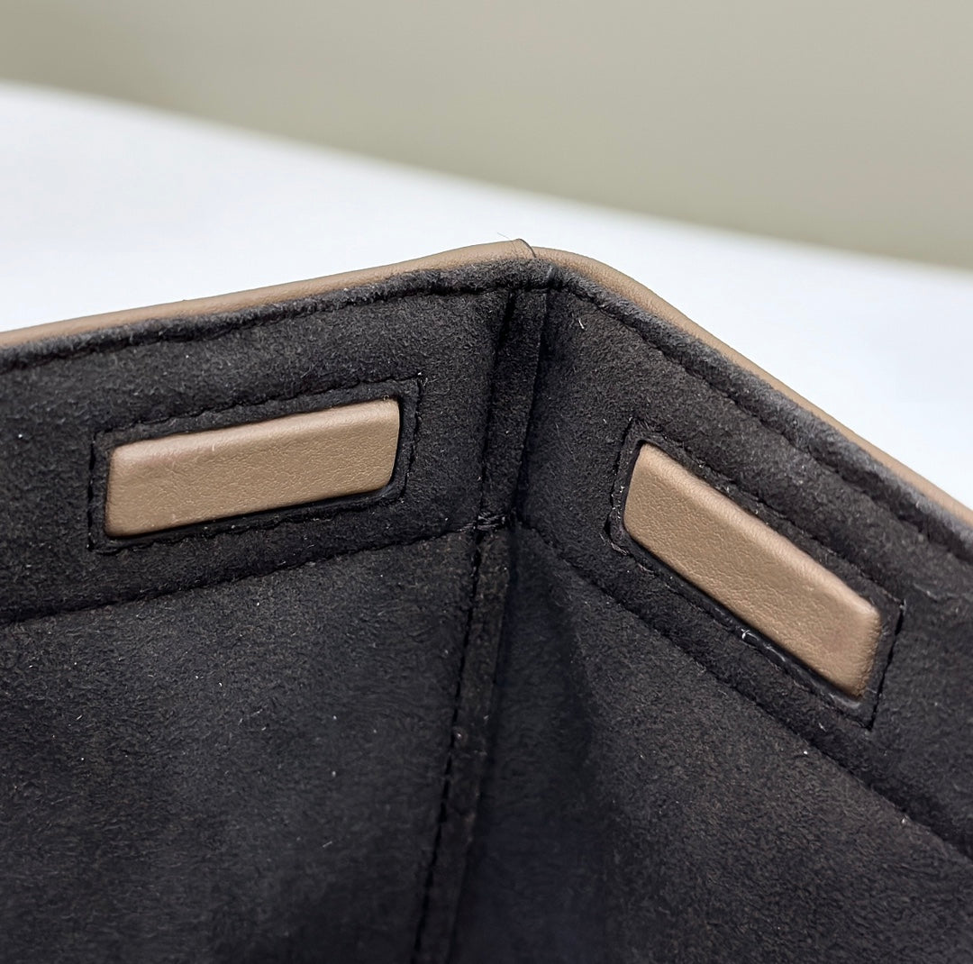 FENDI ORIGAMI MINI 19 EN TEJIDO VAQUERO CON MONOGRAMA AZUL VERDADERO Y CORREA DE PIEL DE BECERRO