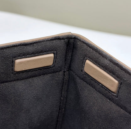 FENDI ORIGAMI MINI 19 EN TEJIDO VAQUERO CON MONOGRAMA AZUL VERDADERO Y CORREA DE PIEL DE BECERRO