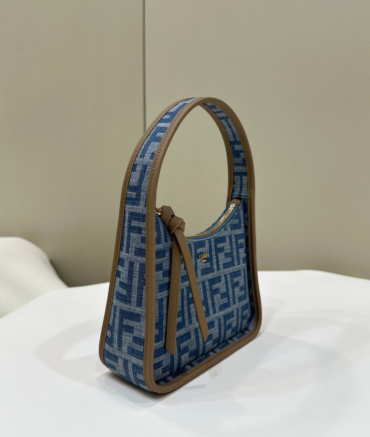 BOLSO MEDIANO FENDI 27 EN MONOGRAMA AZUL VERDADERO CON HERRAJES DORADOS