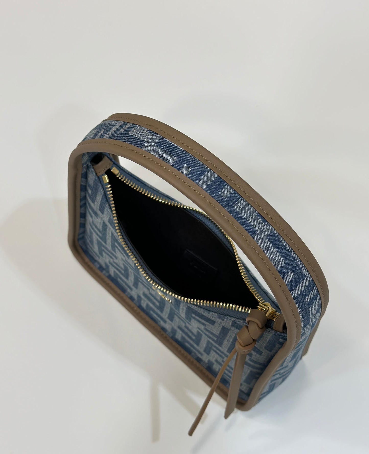 BOLSO MEDIANO FENDI 27 EN MONOGRAMA AZUL VERDADERO CON HERRAJES DORADOS