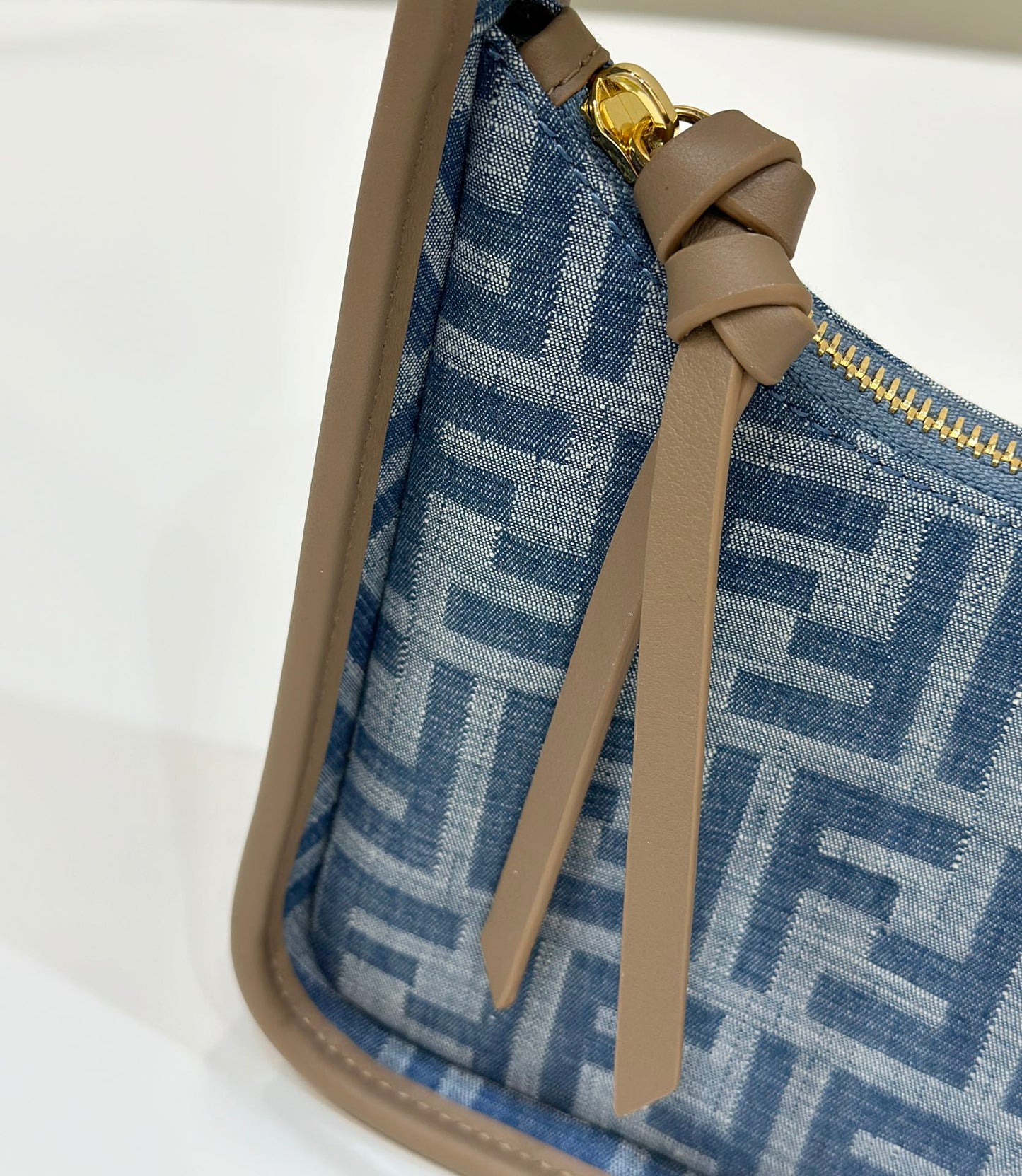 BOLSO MEDIANO FENDI 27 EN MONOGRAMA AZUL VERDADERO CON HERRAJES DORADOS