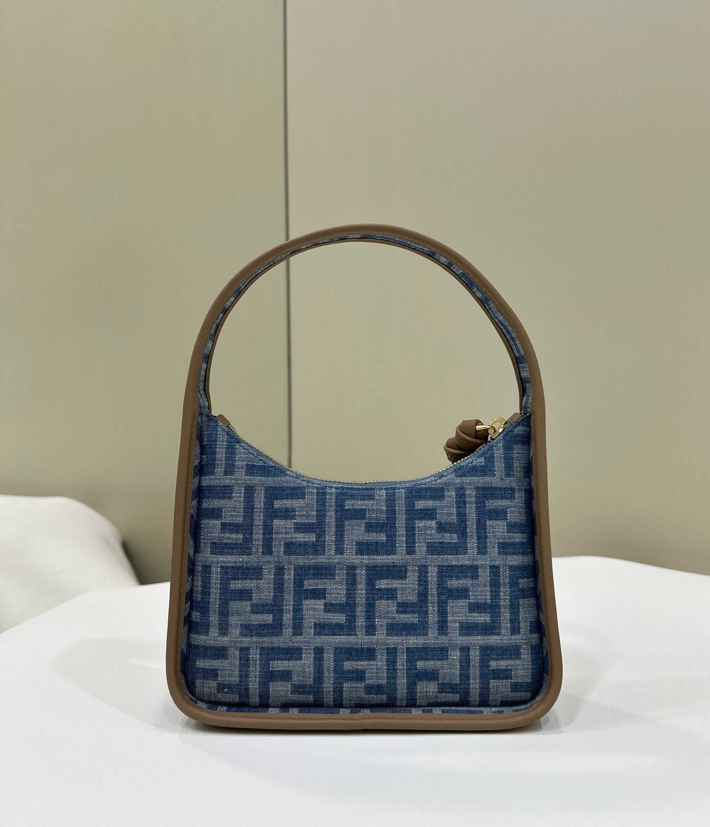 BOLSO MEDIANO FENDI 27 EN MONOGRAMA AZUL VERDADERO CON HERRAJES DORADOS