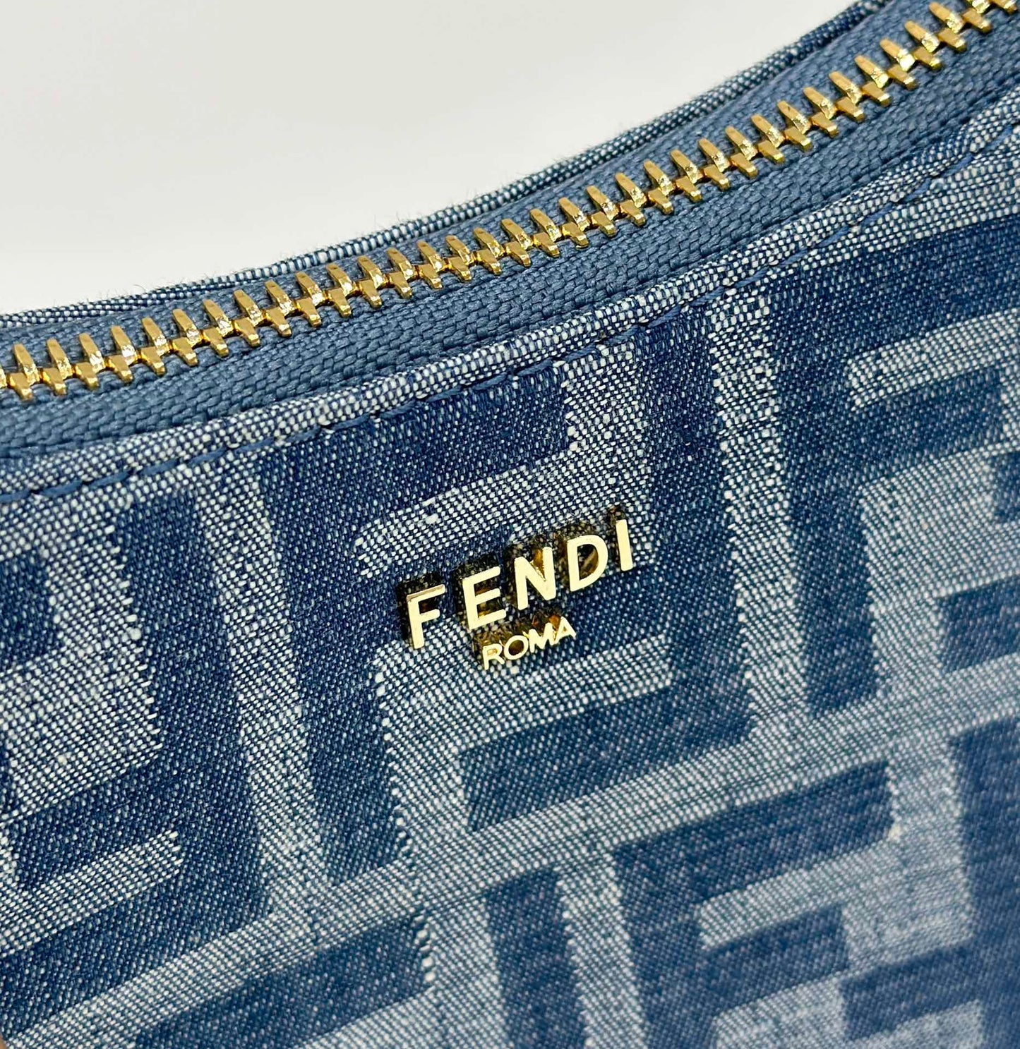 BOLSO MEDIANO FENDI 27 EN MONOGRAMA AZUL VERDADERO CON HERRAJES DORADOS