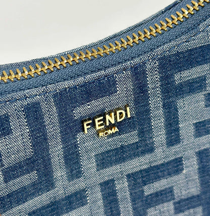 BOLSO MEDIANO FENDI 27 EN MONOGRAMA AZUL VERDADERO CON HERRAJES DORADOS