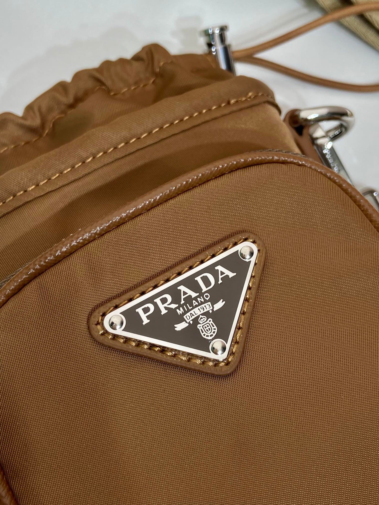BOLSA PARA TELÉFONO 18 EN RE-NYLON MARRÓN SEPIA