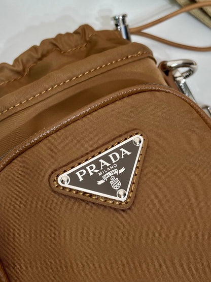 BOLSA PARA TELÉFONO 18 EN RE-NYLON MARRÓN SEPIA