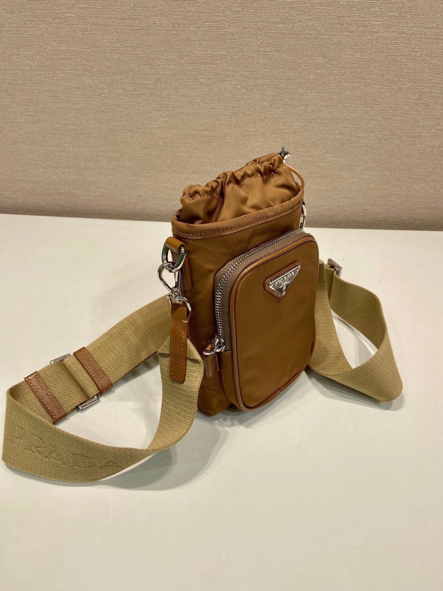 BOLSA PARA TELÉFONO 18 EN RE-NYLON MARRÓN SEPIA