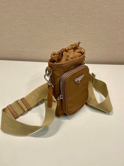 BOLSA PARA TELÉFONO 18 EN RE-NYLON MARRÓN SEPIA