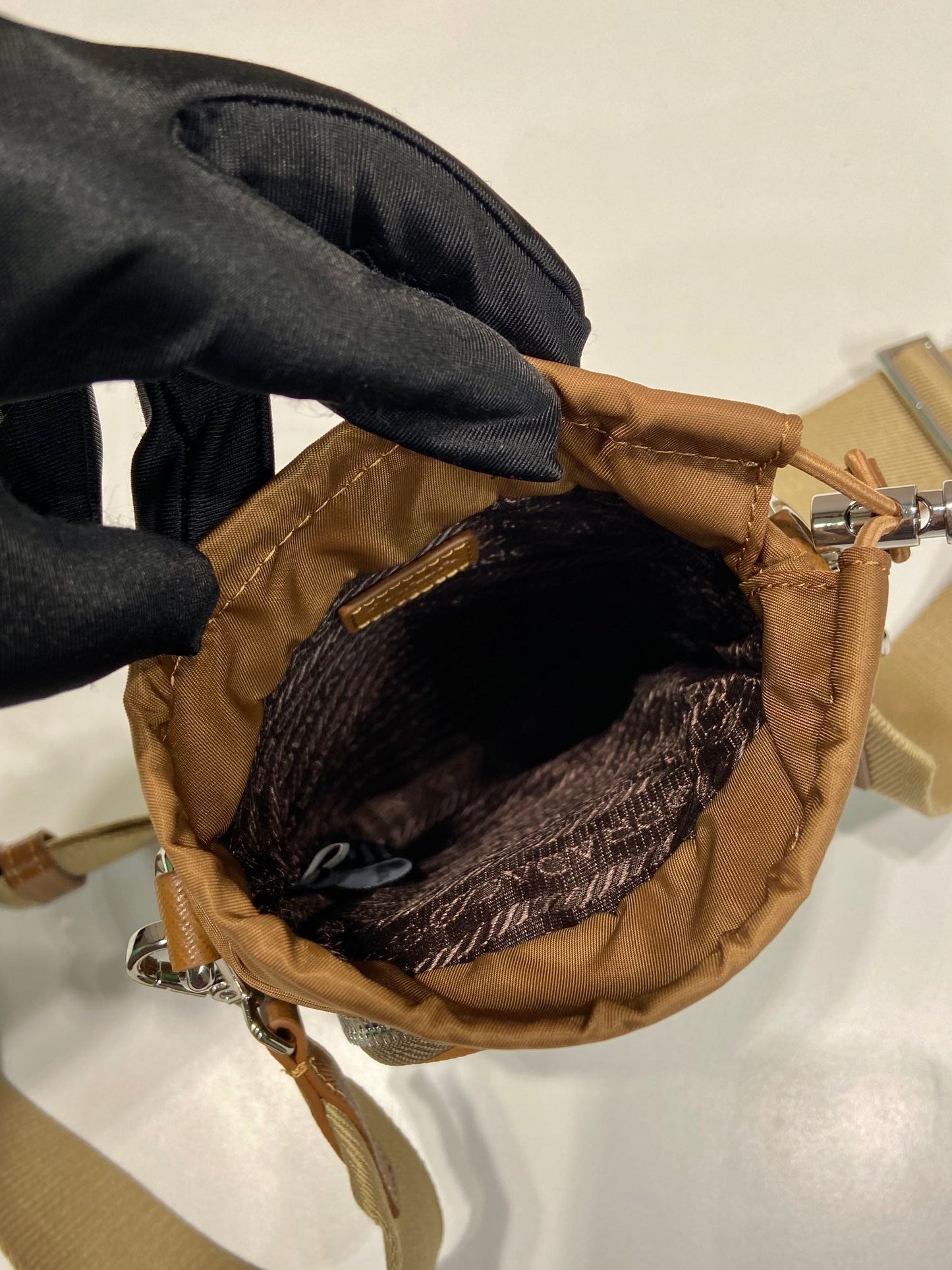 BOLSA PARA TELÉFONO 18 EN RE-NYLON MARRÓN SEPIA