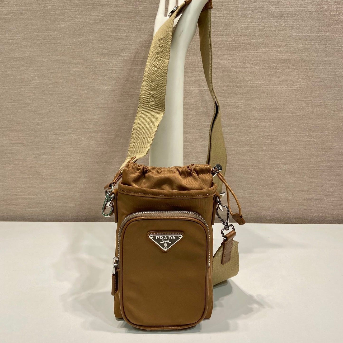 BOLSA PARA TELÉFONO 18 EN RE-NYLON MARRÓN SEPIA