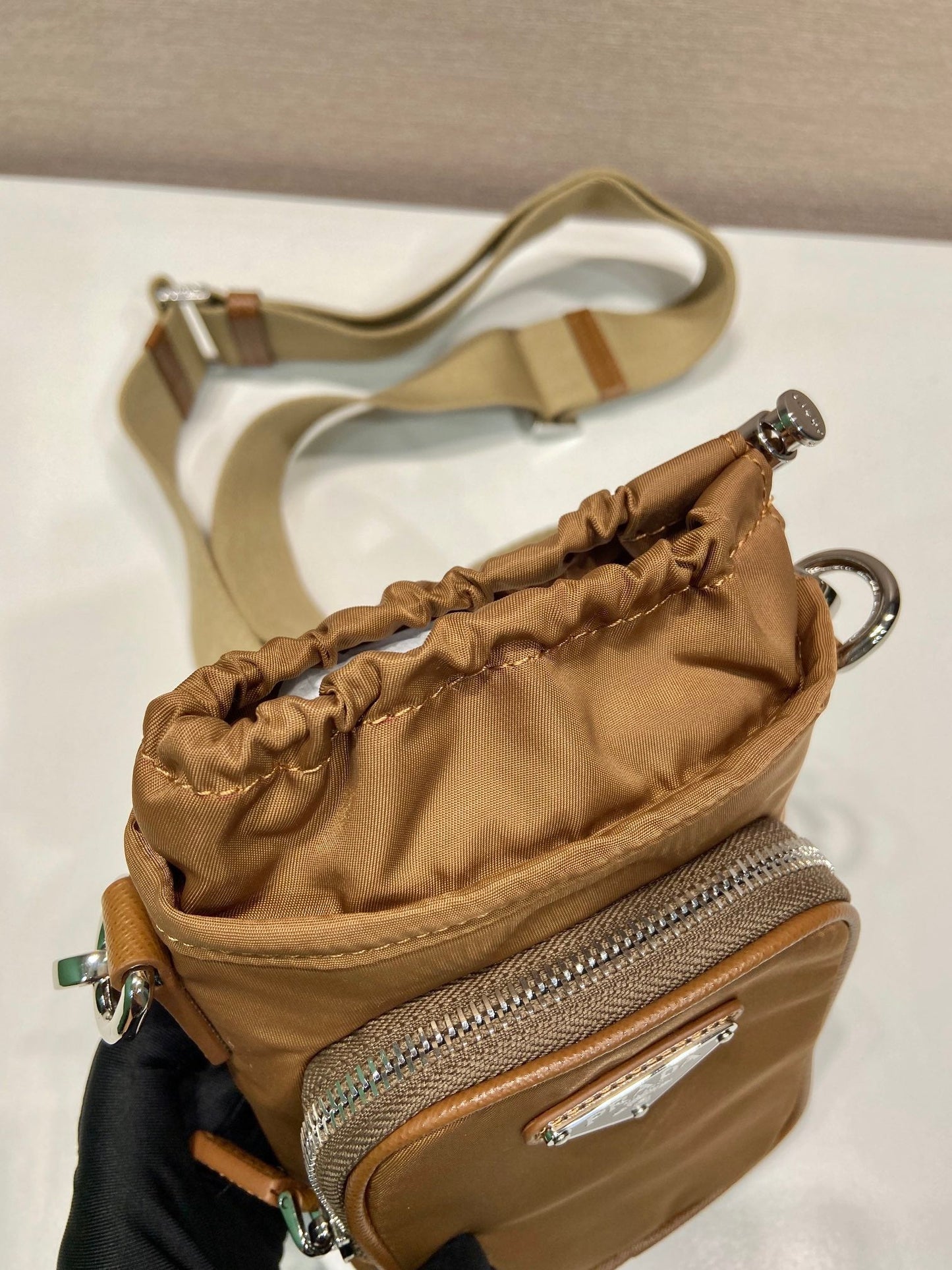 BOLSA PARA TELÉFONO 18 EN RE-NYLON MARRÓN SEPIA