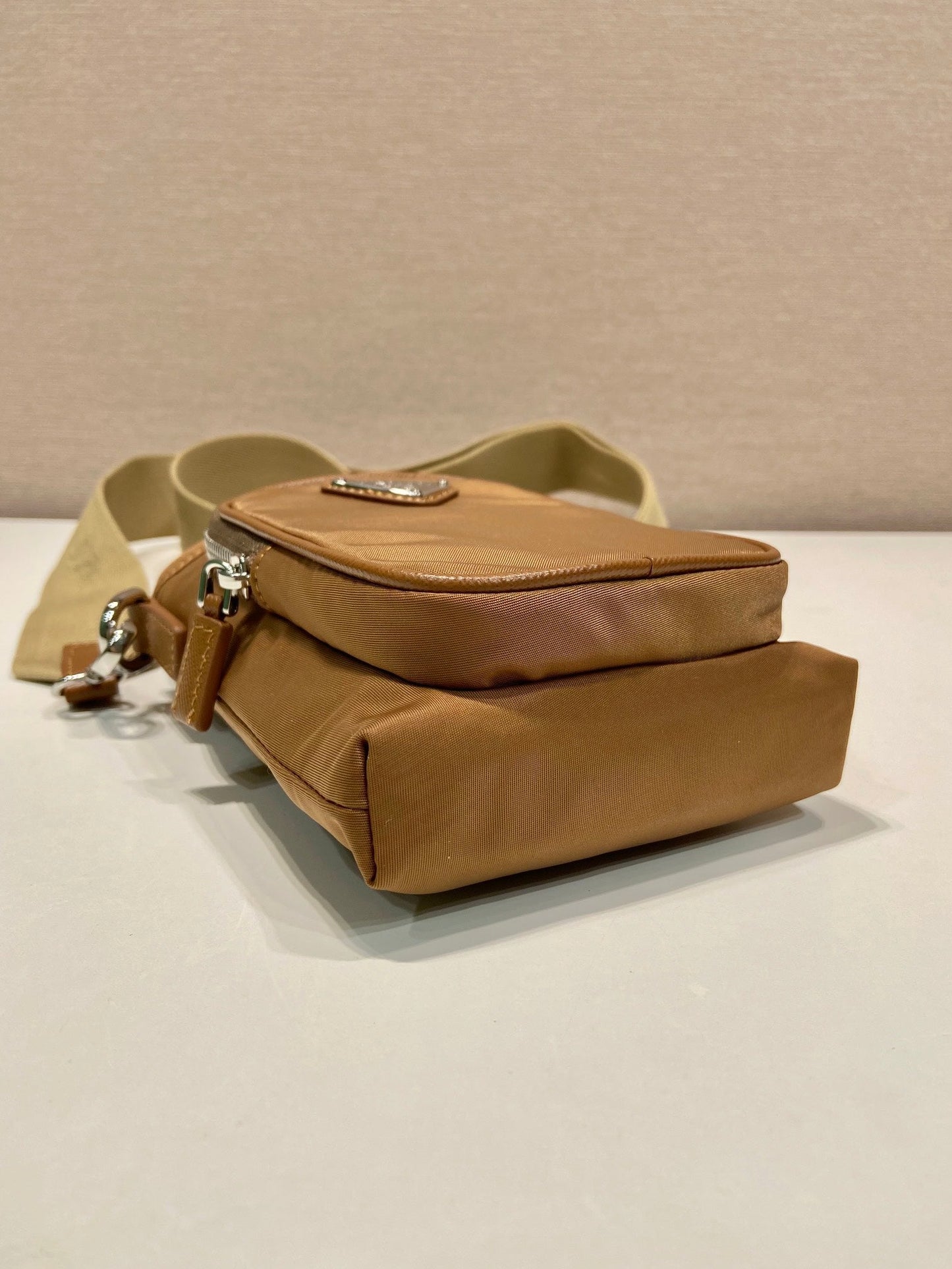 BOLSA PARA TELÉFONO 18 EN RE-NYLON MARRÓN SEPIA